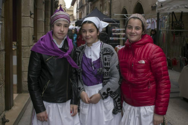 La XXXI Feria de artesanía Ciudad de Viana, organizada por la Fundación Erentzun, animó la céntrica plaza de los Fueros de esta localidad el domingo 25 de marzo. Además, como en años anteriores, la plaza del Coso también se sumó a la fiesta con su propuesta de pinchos, sidra y vino y la puesta en marcha de talleres tanto para los más pequeños como para adultos.