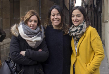 La XXXI Feria de artesanía Ciudad de Viana, organizada por la Fundación Erentzun, animó la céntrica plaza de los Fueros de esta localidad el domingo 25 de marzo. Además, como en años anteriores, la plaza del Coso también se sumó a la fiesta con su propuesta de pinchos, sidra y vino y la puesta en marcha de talleres tanto para los más pequeños como para adultos.