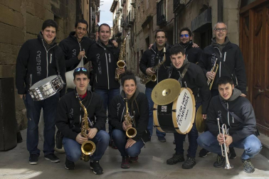 La XXXI Feria de artesanía Ciudad de Viana, organizada por la Fundación Erentzun, animó la céntrica plaza de los Fueros de esta localidad el domingo 25 de marzo. Además, como en años anteriores, la plaza del Coso también se sumó a la fiesta con su propuesta de pinchos, sidra y vino y la puesta en marcha de talleres tanto para los más pequeños como para adultos.