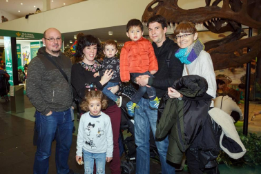 Cerca de 10.000 personas pasaron por Baluarte del 23 al 25 de marzo para participar en la segunda edición de Expofamily. Un espacio en el que se entrelazaron experiencias lúdicas y educativas alrededor de un programa que contó con un centenar de actividades para toda la familia: charlas, talleres, mesas redondas, etc. Asimismo, también se pudo visitar un espacio expositivo que reunió a 50 empresas locales y nacionales relacionadas con el sector.