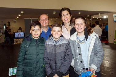 Cerca de 10.000 personas pasaron por Baluarte del 23 al 25 de marzo para participar en la segunda edición de Expofamily. Un espacio en el que se entrelazaron experiencias lúdicas y educativas alrededor de un programa que contó con un centenar de actividades para toda la familia: charlas, talleres, mesas redondas, etc. Asimismo, también se pudo visitar un espacio expositivo que reunió a 50 empresas locales y nacionales relacionadas con el sector.