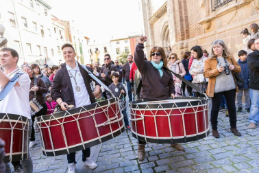Más de 150 personas han participado este jueves en la 'Rompida de la Hora' de Tudela tocando sus tambores y bombos desde las 12:00 del mediodía en la plaza Vieja de la capital ribera