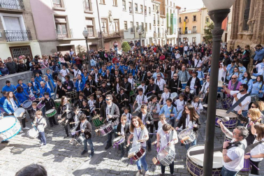 Más de 150 personas han participado este jueves en la 'Rompida de la Hora' de Tudela tocando sus tambores y bombos desde las 12:00 del mediodía en la plaza Vieja de la capital ribera