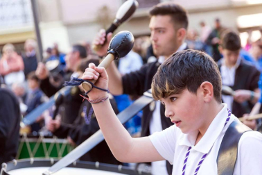 Más de 150 personas han participado este jueves en la 'Rompida de la Hora' de Tudela tocando sus tambores y bombos desde las 12:00 del mediodía en la plaza Vieja de la capital ribera