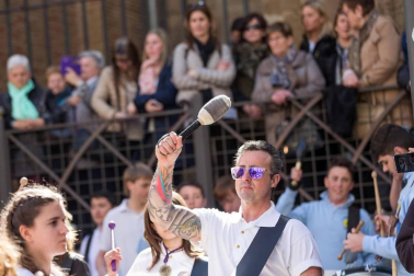Más de 150 personas han participado este jueves en la 'Rompida de la Hora' de Tudela tocando sus tambores y bombos desde las 12:00 del mediodía en la plaza Vieja de la capital ribera