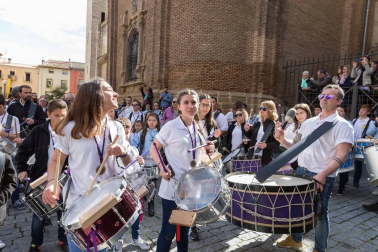 Más de 150 personas han participado este jueves en la 'Rompida de la Hora' de Tudela tocando sus tambores y bombos desde las 12:00 del mediodía en la plaza Vieja de la capital ribera