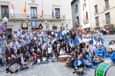 Más de 150 personas han participado este jueves en la 'Rompida de la Hora' de Tudela tocando sus tambores y bombos desde las 12:00 del mediodía en la plaza Vieja de la capital ribera