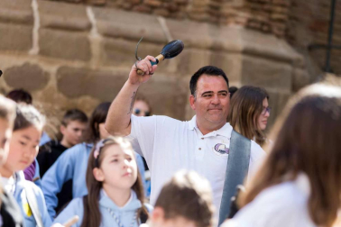 Más de 150 personas han participado este jueves en la 'Rompida de la Hora' de Tudela tocando sus tambores y bombos desde las 12:00 del mediodía en la plaza Vieja de la capital ribera