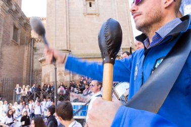 Más de 150 personas han participado este jueves en la 'Rompida de la Hora' de Tudela tocando sus tambores y bombos desde las 12:00 del mediodía en la plaza Vieja de la capital ribera