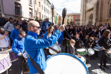 Más de 150 personas han participado este jueves en la 'Rompida de la Hora' de Tudela tocando sus tambores y bombos desde las 12:00 del mediodía en la plaza Vieja de la capital ribera