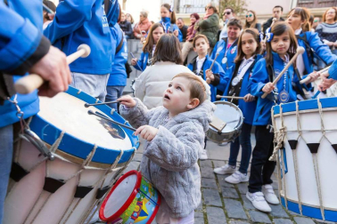 Más de 150 personas han participado este jueves en la 'Rompida de la Hora' de Tudela tocando sus tambores y bombos desde las 12:00 del mediodía en la plaza Vieja de la capital ribera