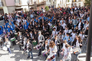 Más de 150 personas han participado este jueves en la 'Rompida de la Hora' de Tudela tocando sus tambores y bombos desde las 12:00 del mediodía en la plaza Vieja de la capital ribera