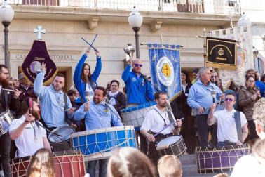 Más de 150 personas han participado este jueves en la 'Rompida de la Hora' de Tudela tocando sus tambores y bombos desde las 12:00 del mediodía en la plaza Vieja de la capital ribera