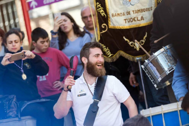 Más de 150 personas han participado este jueves en la 'Rompida de la Hora' de Tudela tocando sus tambores y bombos desde las 12:00 del mediodía en la plaza Vieja de la capital ribera