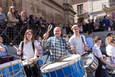 Más de 150 personas han participado este jueves en la 'Rompida de la Hora' de Tudela tocando sus tambores y bombos desde las 12:00 del mediodía en la plaza Vieja de la capital ribera