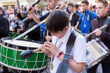 Más de 150 personas han participado este jueves en la 'Rompida de la Hora' de Tudela tocando sus tambores y bombos desde las 12:00 del mediodía en la plaza Vieja de la capital ribera