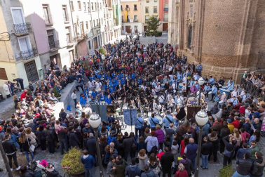 Más de 150 personas han participado este jueves en la 'Rompida de la Hora' de Tudela tocando sus tambores y bombos desde las 12:00 del mediodía en la plaza Vieja de la capital ribera