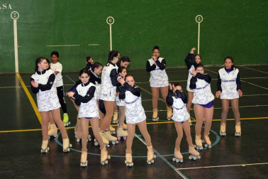 El Club Deportivo Sartaguda, en colaboración con el Ayuntamiento local, organizó la tarde del sábado 24 de marzo una exhibición de patinaje artístico sobre ruedas que tuvo lugar en el polideportivo municipal. El Club Pati Mendi fue el encargado de dar vida a este evento gratuito que reunió a familiares, amigos, aficionados a este deporte y curiosos en las gradas.