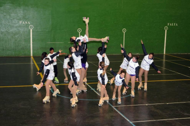 El Club Deportivo Sartaguda, en colaboración con el Ayuntamiento local, organizó la tarde del sábado 24 de marzo una exhibición de patinaje artístico sobre ruedas que tuvo lugar en el polideportivo municipal. El Club Pati Mendi fue el encargado de dar vida a este evento gratuito que reunió a familiares, amigos, aficionados a este deporte y curiosos en las gradas.
