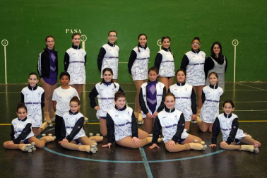El Club Deportivo Sartaguda, en colaboración con el Ayuntamiento local, organizó la tarde del sábado 24 de marzo una exhibición de patinaje artístico sobre ruedas que tuvo lugar en el polideportivo municipal. El Club Pati Mendi fue el encargado de dar vida a este evento gratuito que reunió a familiares, amigos, aficionados a este deporte y curiosos en las gradas.