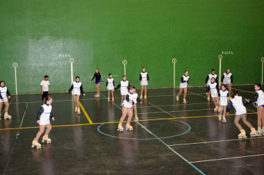 El Club Deportivo Sartaguda, en colaboración con el Ayuntamiento local, organizó la tarde del sábado 24 de marzo una exhibición de patinaje artístico sobre ruedas que tuvo lugar en el polideportivo municipal. El Club Pati Mendi fue el encargado de dar vida a este evento gratuito que reunió a familiares, amigos, aficionados a este deporte y curiosos en las gradas.