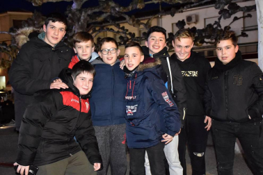 Los quintos y quintas nacidos en el año 2000 fueron los protagonistas y encargados de lanzar el cohete que anunció el comienzo de las fiestas de la Juventud en Castejón. La plaza de España acogió este acto festivo y en ella se reunieron vecinos de todas las edades preparados para disfrutar del buen ambiente. Tras el chupinazo, se celebró un concurso ronda de pinchos por las peñas de la localidad, ambientado por la charanga de EZK de Arre y por la Comparsa de gigantes y cabezudos local.