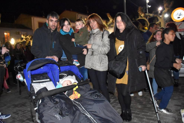 Los quintos y quintas nacidos en el año 2000 fueron los protagonistas y encargados de lanzar el cohete que anunció el comienzo de las fiestas de la Juventud en Castejón. La plaza de España acogió este acto festivo y en ella se reunieron vecinos de todas las edades preparados para disfrutar del buen ambiente. Tras el chupinazo, se celebró un concurso ronda de pinchos por las peñas de la localidad, ambientado por la charanga de EZK de Arre y por la Comparsa de gigantes y cabezudos local.
