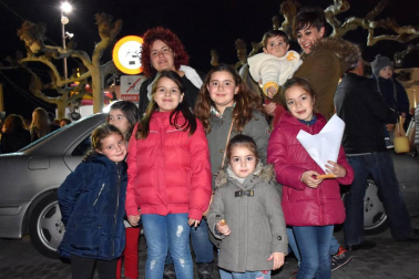 Los quintos y quintas nacidos en el año 2000 fueron los protagonistas y encargados de lanzar el cohete que anunció el comienzo de las fiestas de la Juventud en Castejón. La plaza de España acogió este acto festivo y en ella se reunieron vecinos de todas las edades preparados para disfrutar del buen ambiente. Tras el chupinazo, se celebró un concurso ronda de pinchos por las peñas de la localidad, ambientado por la charanga de EZK de Arre y por la Comparsa de gigantes y cabezudos local.