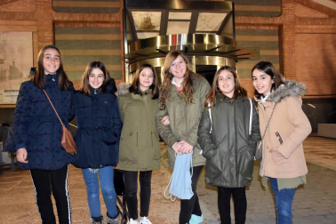 Los quintos y quintas nacidos en el año 2000 fueron los protagonistas y encargados de lanzar el cohete que anunció el comienzo de las fiestas de la Juventud en Castejón. La plaza de España acogió este acto festivo y en ella se reunieron vecinos de todas las edades preparados para disfrutar del buen ambiente. Tras el chupinazo, se celebró un concurso ronda de pinchos por las peñas de la localidad, ambientado por la charanga de EZK de Arre y por la Comparsa de gigantes y cabezudos local.