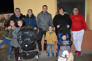 Los quintos y quintas nacidos en el año 2000 fueron los protagonistas y encargados de lanzar el cohete que anunció el comienzo de las fiestas de la Juventud en Castejón. La plaza de España acogió este acto festivo y en ella se reunieron vecinos de todas las edades preparados para disfrutar del buen ambiente. Tras el chupinazo, se celebró un concurso ronda de pinchos por las peñas de la localidad, ambientado por la charanga de EZK de Arre y por la Comparsa de gigantes y cabezudos local.
