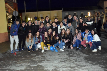 Los quintos y quintas nacidos en el año 2000 fueron los protagonistas y encargados de lanzar el cohete que anunció el comienzo de las fiestas de la Juventud en Castejón. La plaza de España acogió este acto festivo y en ella se reunieron vecinos de todas las edades preparados para disfrutar del buen ambiente. Tras el chupinazo, se celebró un concurso ronda de pinchos por las peñas de la localidad, ambientado por la charanga de EZK de Arre y por la Comparsa de gigantes y cabezudos local.