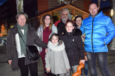 Los quintos y quintas nacidos en el año 2000 fueron los protagonistas y encargados de lanzar el cohete que anunció el comienzo de las fiestas de la Juventud en Castejón. La plaza de España acogió este acto festivo y en ella se reunieron vecinos de todas las edades preparados para disfrutar del buen ambiente. Tras el chupinazo, se celebró un concurso ronda de pinchos por las peñas de la localidad, ambientado por la charanga de EZK de Arre y por la Comparsa de gigantes y cabezudos local.
