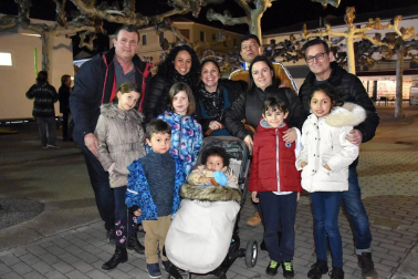 Los quintos y quintas nacidos en el año 2000 fueron los protagonistas y encargados de lanzar el cohete que anunció el comienzo de las fiestas de la Juventud en Castejón. La plaza de España acogió este acto festivo y en ella se reunieron vecinos de todas las edades preparados para disfrutar del buen ambiente. Tras el chupinazo, se celebró un concurso ronda de pinchos por las peñas de la localidad, ambientado por la charanga de EZK de Arre y por la Comparsa de gigantes y cabezudos local.