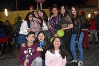 Los quintos y quintas nacidos en el año 2000 fueron los protagonistas y encargados de lanzar el cohete que anunció el comienzo de las fiestas de la Juventud en Castejón. La plaza de España acogió este acto festivo y en ella se reunieron vecinos de todas las edades preparados para disfrutar del buen ambiente. Tras el chupinazo, se celebró un concurso ronda de pinchos por las peñas de la localidad, ambientado por la charanga de EZK de Arre y por la Comparsa de gigantes y cabezudos local.