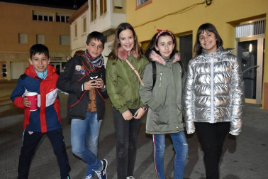 Los quintos y quintas nacidos en el año 2000 fueron los protagonistas y encargados de lanzar el cohete que anunció el comienzo de las fiestas de la Juventud en Castejón. La plaza de España acogió este acto festivo y en ella se reunieron vecinos de todas las edades preparados para disfrutar del buen ambiente. Tras el chupinazo, se celebró un concurso ronda de pinchos por las peñas de la localidad, ambientado por la charanga de EZK de Arre y por la Comparsa de gigantes y cabezudos local.