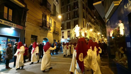 Doce pasos componen la procesión del Santo Entierro de Pamplona celebrada este Viernes Santo, en la que han participado cerca de 2.000 personas