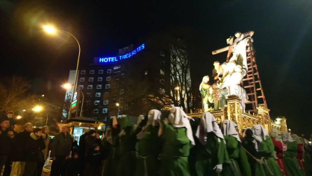 Doce pasos componen la procesión del Santo Entierro de Pamplona celebrada este Viernes Santo, en la que han participado cerca de 2.000 personas