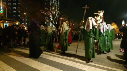 Doce pasos componen la procesión del Santo Entierro de Pamplona celebrada este Viernes Santo, en la que han participado cerca de 2.000 personas
