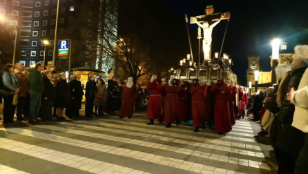 Doce pasos componen la procesión del Santo Entierro de Pamplona celebrada este Viernes Santo, en la que han participado cerca de 2.000 personas