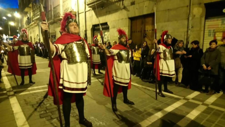Doce pasos componen la procesión del Santo Entierro de Pamplona celebrada este Viernes Santo, en la que han participado cerca de 2.000 personas