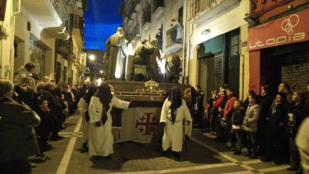 Doce pasos componen la procesión del Santo Entierro de Pamplona celebrada este Viernes Santo, en la que han participado cerca de 2.000 personas