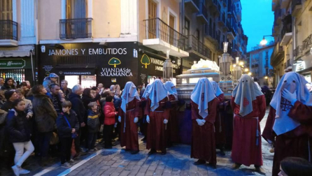 Doce pasos componen la procesión del Santo Entierro de Pamplona celebrada este Viernes Santo, en la que han participado cerca de 2.000 personas