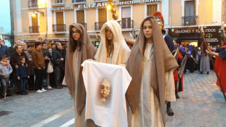 Doce pasos componen la procesión del Santo Entierro de Pamplona celebrada este Viernes Santo, en la que han participado cerca de 2.000 personas