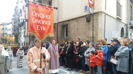 Doce pasos componen la procesión del Santo Entierro de Pamplona celebrada este Jueves Santo, en la que han participado cerca de 2.000 personas