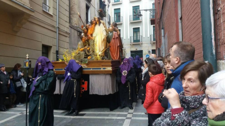 Doce pasos componen la procesión del Santo Entierro de Pamplona celebrada este Jueves Santo, en la que han participado cerca de 2.000 personas