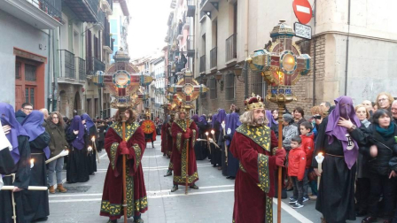 Doce pasos componen la procesión del Santo Entierro de Pamplona celebrada este Jueves Santo, en la que han participado cerca de 2.000 personas