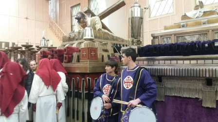 Doce pasos componen la procesión del Santo Entierro de Pamplona celebrada este Jueves Santo, en la que han participado cerca de 2.000 personas