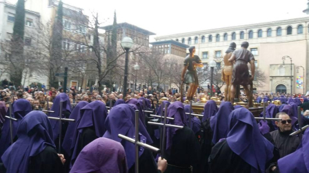 Doce pasos componen la procesión del Santo Entierro de Pamplona celebrada este Jueves Santo, en la que han participado cerca de 2.000 personas