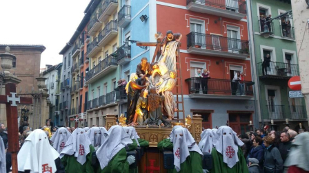 Doce pasos componen la procesión del Santo Entierro de Pamplona celebrada este Jueves Santo, en la que han participado cerca de 2.000 personas