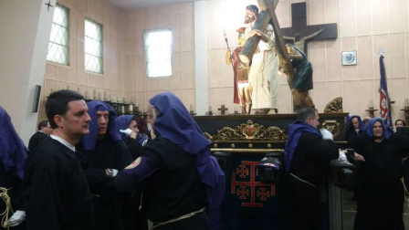 Doce pasos componen la procesión del Santo Entierro de Pamplona celebrada este Jueves Santo, en la que han participado cerca de 2.000 personas
